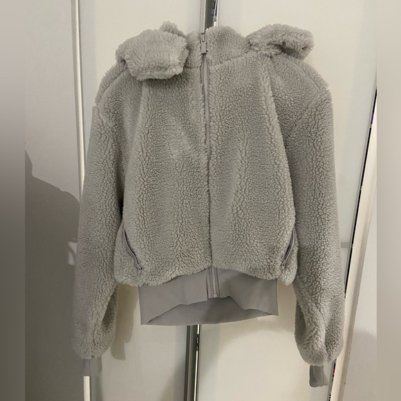 Alo Foxy Sherpa Jacket
Dove Grey / XS - Picture 2 of 4
